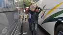Pemudik tampak membawa barang bawaannya di terminal Pulogadung, Jakarta, Jumat (10/7/15). Pada H -7, terminal Polugadung tercatat memberangkatkan sebanyak 521 penumpang dan bus yang diberangkatkan sekitar 118 bus. (Liputan6.com/Herman Zakharia)