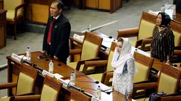 Anggota DPR Bambang Haryo Soekartono (kiri) dan Novita Wijayanti (kanan) mengikuti Rapat Paripurna ke-15 di Senayan, Jakarta, Selasa (9/1). Agenda berisi pidato Plt Ketua DPR Fadli Zon sekaligus pembacaan surat-surat masuk. (Liputan6.com/Johan Tallo)