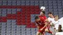 Pemain Bayern Munchen Ivan Perisic menyundul bola saat menghadapi Eintracht Frankfurt dalam pertandingan semi final Piala Jerman di Allianz Arena, Munchen, Jerman, Rabu (10/6/2020). Bayern Munchen menang 2-1 dan lolos ke final. (Kai Pfaffenbach Pool via AP)