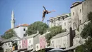 Aksi memikat ala Kyle Mitrione atlet loncat indah dari AS pada ajang Red Bull Cliff Diving World Series di Mostar, Bosnia and Herzegovina, (23/9/2016).  (AFP/RED BULL/Romina Amato)