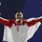 Lifter Indonesia, Eko Yuli Irawan, mempersembahkan medali emas SEA Games 2019 dari nomor 61 kg dengan total angkatan 309 kg, Senin (2/12/2019). (Bola.com/Muhammad Iqbal Ichsan)