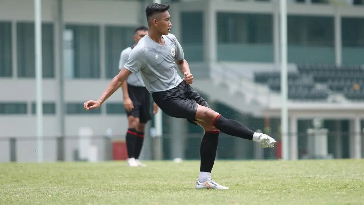 5 Potret Rizky Ridho saat Latihan Bersama Timnas, Bek Muda Persebaya