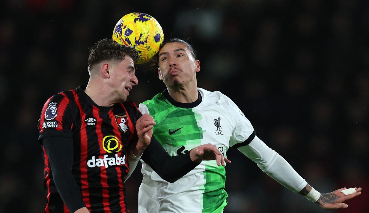 Pemain Liverpool, Darwin Nunez (kanan) berduel udara dengan pemain Bournemouth, Illia Zabarnyi pada laga lanjutan Liga Inggris 2023/2024 di Vitality Stadium, Bournemouth, Inggris, Minggu (21/01/2024) waktu setempat. (AFP/Adrian Dennis)