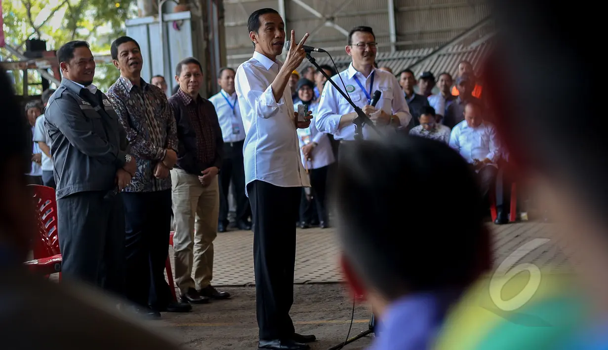 Presiden Jokowi (kiri) didampingi Dirut BPJS Fahmi Idris (kanan) berdialog dengan pekerja saat penyerahan Kartu Indonesia Sehat (KIS) bagi pekerja di PT Dok dan Perkapalan Kodja Bahari, Cilincing, Jakarta, Selasa (28/4/2015). (Liputan6.com/Faizal Fanani)