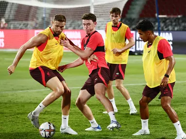 Para pemain Liverpool melakukan persiapan jelang duel dengan Manchester United. (AFP/Jack Taylor)