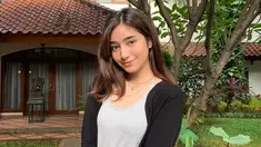 Selain lihai dalam bermain peran, gadis blasteran Indonesia ini juga pandai dalam mempadukan busana. Salah satunya dengan gaya casual.  Menggunakan outer berwarna hitam, gaya simple ala Dannia terlihat menawan. (Liputan6.com/IG/@danniasalsabilla)