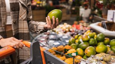 Ilustrasi memilih buah