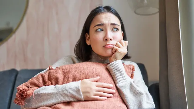 gelisah sedih berpikir khawatir cemberut