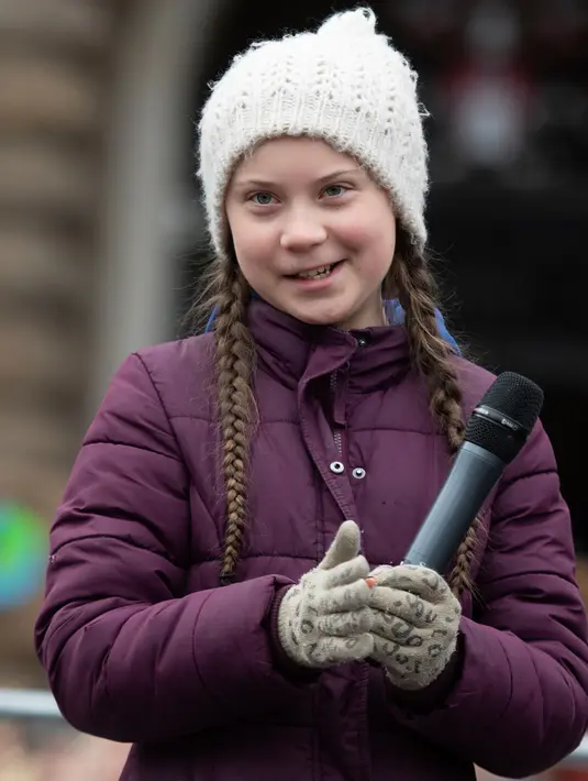 Aktivis iklim asal Swedia, Greta Thunberg berorasi saat berunjuk rasa di Hamburg, Jerman, Jumat (1/3). Remaja 16 tahun ini telah melakukan unjuk rasa terkait perubahan iklim sejak Agustus 2018. (Axel Heimken/AFP)