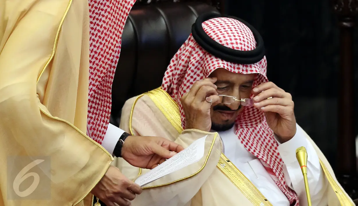Raja Arab Saudi, Salman bin Abdulaziz Al-Saud bersiap menyampaikan pidato saat mengunjungi Kompleks Parlemen MPR/DPR RI, Jakarta, Kamis (2/3).  (Liputan6.com/Johan Tallo)
