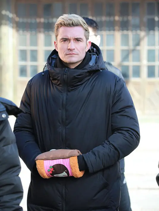 Tampilannya itu berhasil menarik perhatian publik lantaran ketampanan dan warna-warna yang terbilang jarang untuk dikenakan seorang pria. Dengan tampilannya tersebut, Bloom disebut kembali ke masa kecilnya. (doc.dailymail.com)