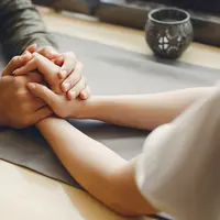 Sepasang kekasih saling menggenggam tangan satu sama lain (Foto Dok: Freepik/prostooleh).