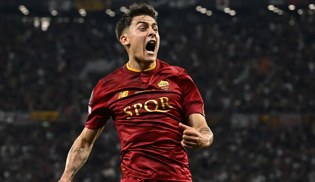 Selebrasi striker AS Roma, Paulo Dybala setelah mencetak gol ke gawang Sevilla pada laga final Lige Europa 2022/2023 di Puskas Arena, Budapest (31/5/2023). Bintang asal Argentina, Paulo Dybala kini tengah menjalani musim keduanya bersama AS Roma sejak didatangkan secara gratis pada awal musim 2022/2023 dari Juventus. Sering dilanda cedera, ia baru memainkan satu dari 3 laga AS Roma di Serie A musim ini. (AFP/Attila Kisbenedek)