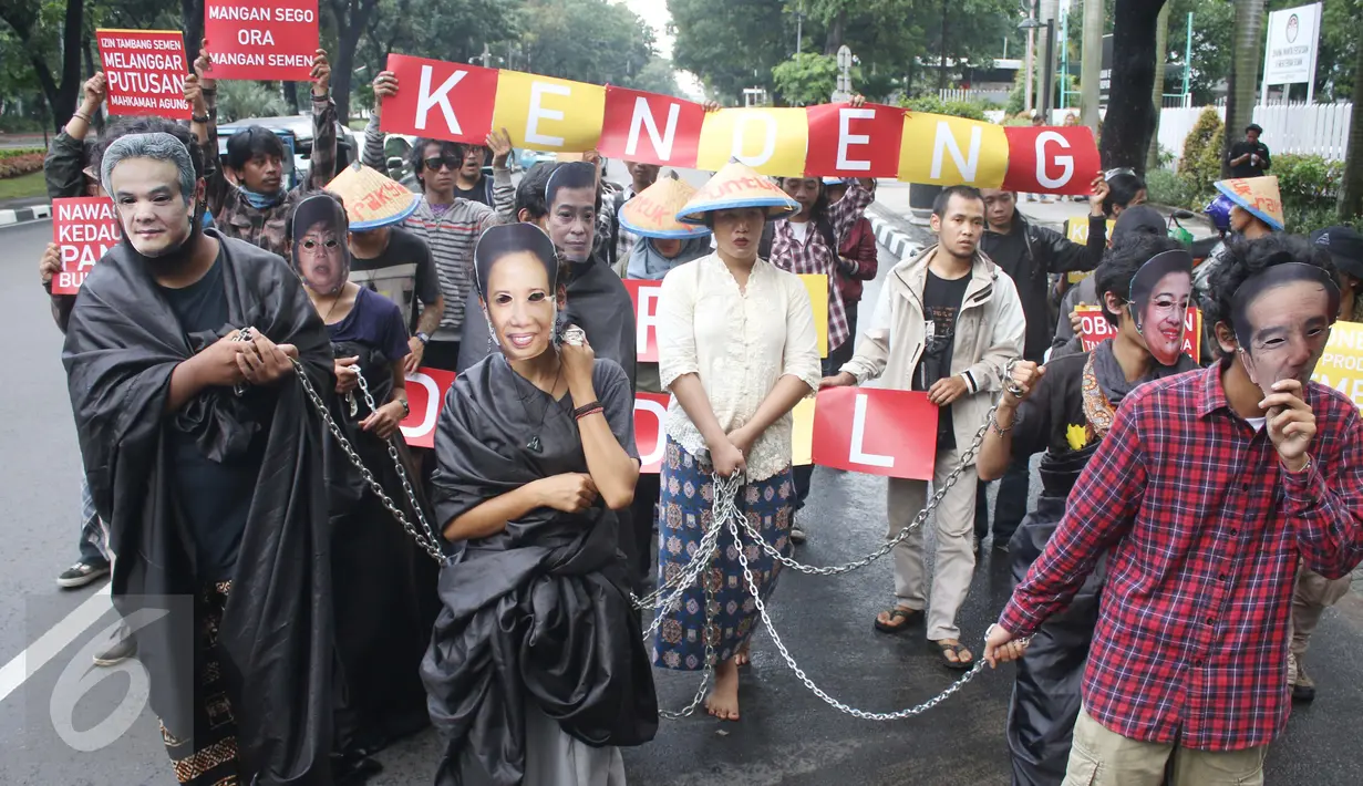 Massa yang tergabung dalam Koalisi untuk Kendeng Lestari menggelar aksi teatrikal di depan Kementerian BUMN, Jakarta, Senin (3/4). Mereka menuntut BUMN untuk tidak mengaktifkan pabrik semen di Rembang, Jawa Tengah tersebut. (Liputan6.com/Angga Yuniar)