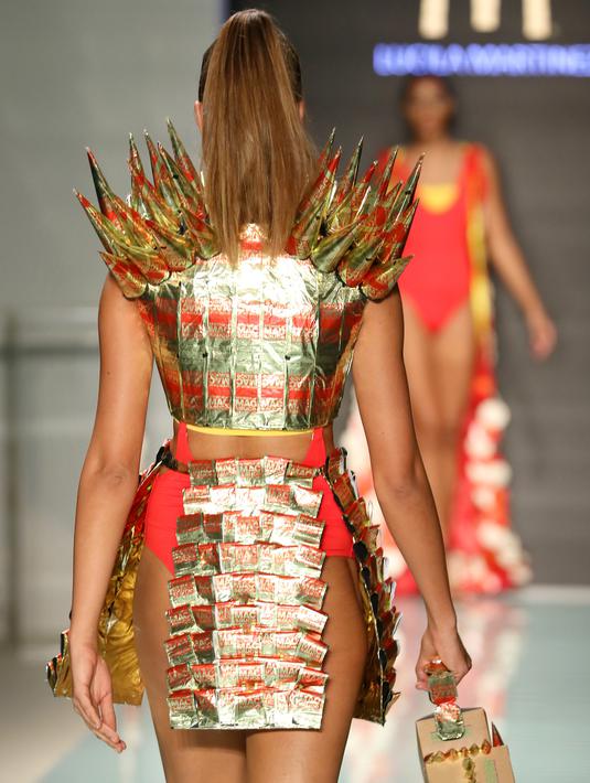 Model memperagakan busana koleksi yang diberi nama McDCouture Collection dalam Miami Swim Week di Florida, 20 Juni 2017. Koleksi baju renang tersebut dikreasikan dengan ribuan kemasan makanan cepat saji McDonald's. (ALEXANDER TAMARGO/GETTY IMAGES/AFP)