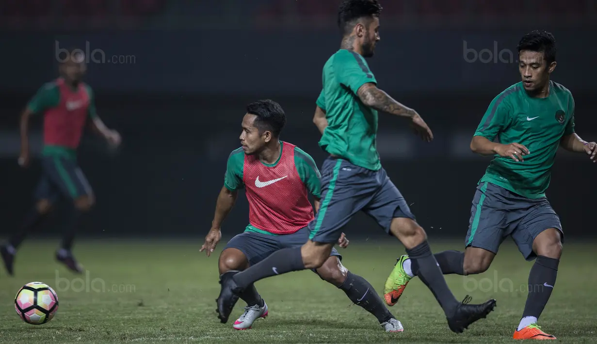 Gelandang Timnas Indonesia, Andik Vermansah, mengejar bola saat latihan di Stadion Patriot, Bekasi, Senin (2/10/2017). Latihan ini merupakan persiapan jelang laga persahabatan melawan Kamboja. (Bola.com/Vitalis Yogi Trisna)