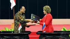 Ketua DPD, Irman Gusman dan Ketua Majelis Federasi Rusia di Gedung DPD RI, Senayan, Jakarta, Rabu (12/11/2014). (Liputan6.com/Andrian M Tunay)