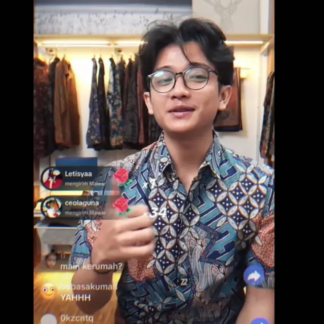 Penjual Batik Viral, Bikin Heboh Diiserbu Pembeli sampai Salting Saat Live di Medsos.  foto: TikTok @attamami30