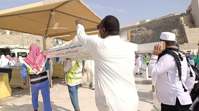 PPIH Arab Saudi mengawal prosesi pengurusan jenazah jemaah haji asal Majalengka, Suharja Wardi bin Ardi mulai dari dimandikan, disholatkan di Masjidil Haram, hingga dimakamkan di Saraya, Makkah. (FOTO: MCH PPIH ARAB SAUDI 2023)