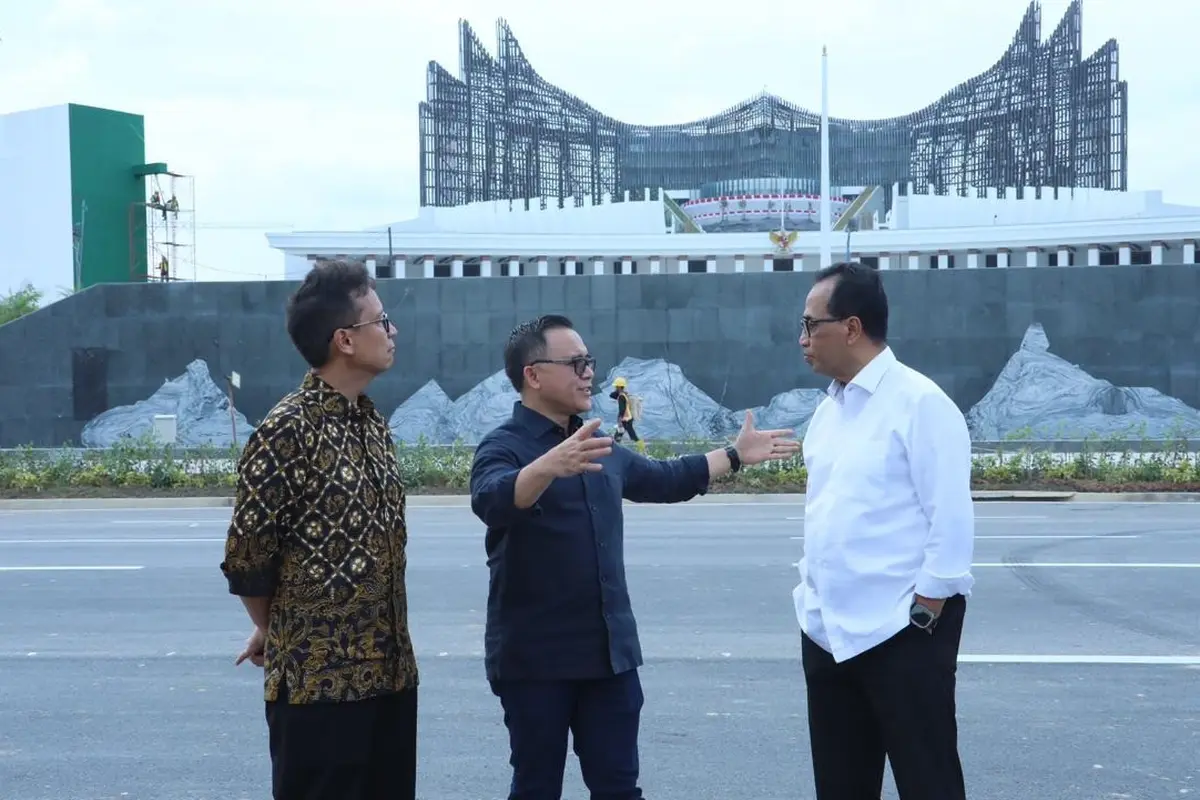 Menteri Pendayagunaan Aparatur Negara dan Reformasi Birokrasi (Menpan RB) Abdullah Azwar Anas bersama sejumlah menteri lain meninjau pembangunan infrastruktur di IKN. Pada Minggu (11/8/2024).(Dok Kementerian PANRB)