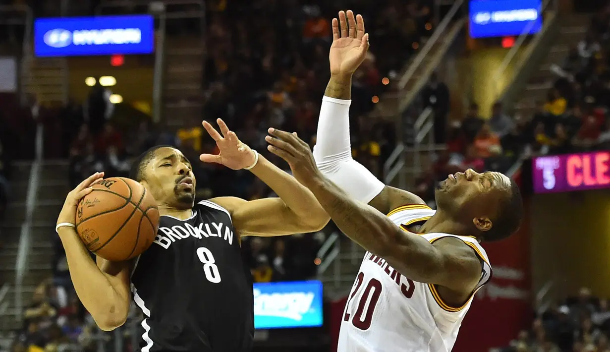 Pemain Brooklyn Nets, Spencer Dinwiddie (8) saat berbenturan dengan pemain Cleveland Cavaliers, Kay Felder (20) pada lanjutan NBA di Quicken Loans Arena, (23/12/2016). (Reuters/Ken Blaze-USA TODAY Sports)