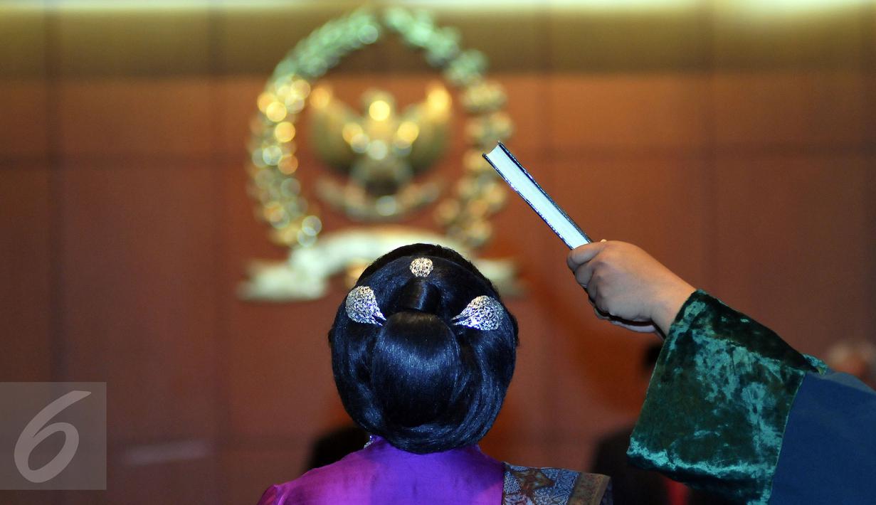 GKR Ayu Koes Indriyah dari kelompok DPD daerah pemilihan Jateng, diambil sumpahnya dalam pelantikan Anggota Pengganti Antarwaktu di Gedung Parlemen, Jakarta, Rabu (8/6). Koes Indriyah menggantikan Sulistyo yang meninggal dunia (Liputan6.com/Johan Tallo)