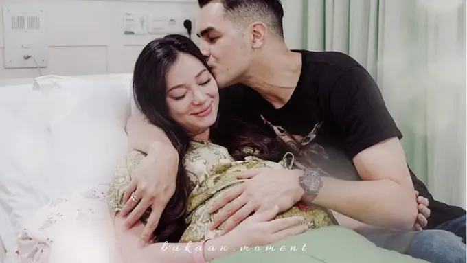 Asmirandah dikecup Jonas Rivano. (Foto: Dok. Bukaan Moment)