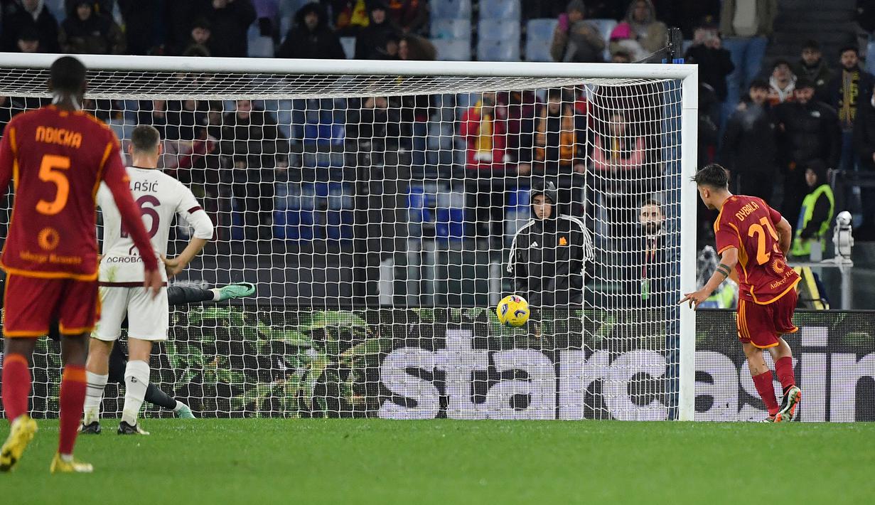 Pemain AS Roma, Paulo Dybala mencetak gol pertama timnya ke gawang Torino melalui eksekusi tendangan penalti saat laga lanjutan Liga Italia 2023/2024 di Olympic Stadium, Roma, Italia, Selasa, (27/02/2024) dini hari WIB. (AFP/Tiziana Fabi)