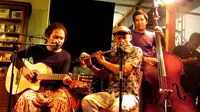 Payung Teduh sangat senang tampil di Bali karena ramai penonton dan semua hafal lagu mereka.