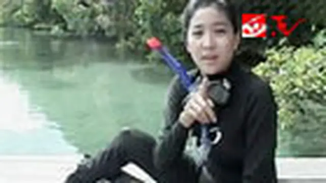 Olivia Zalianty Menikmati Diving di Kalimantan Timur