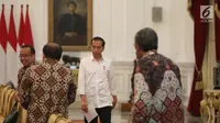 Presiden Joko Widodo (Jokowi) menerima kedatangan Badan Pemeriksan Keuangan (BPK) di Istana Merdeka, Jakarta, Kamis (19/9/2019). BPK menyerahkan Laporan Hasil Pemeriksaan (LHP) dan Ikhtisar Hasil Pemeriksaan Semester (IHPS) periode semester I/2019 kepada Presiden Jokowi. (Liputan6.com/Angga Yuniar)