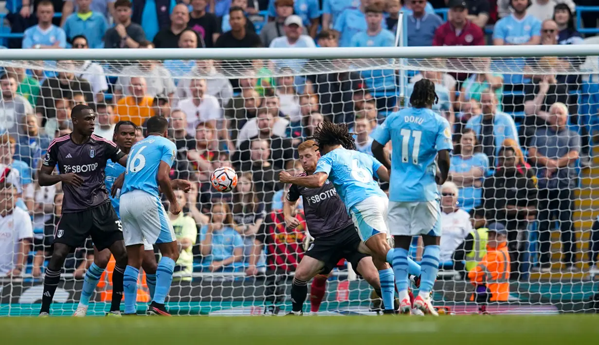 Di sisa babak pertama, Manchester City terus menekan Fulham. Hasilnya gol kedua tertcipta di masa injury time babak pertama. Berawal dari kemelut sepak pojok. Foden melepaskan umpan yang disambar bek Nathan Ake. Manchester City unggul 2-1 saat jeda. (AP Photo/Dave Thompson)