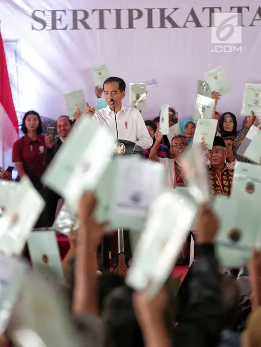 Presiden Joko Widodo memberikan sambutan saat pembagian sertifikat tanah kepada warga di Pusat Penerbangan Angkatan Darat, Pondok Cabe,  Tangsel, Jumat (25/1). Pada kesempatan ini, 40.172 sertifikat tanah dibagikan oleh Jokowi (Liputan6.com/Faizal Fanani)