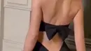 Dress Kylie memiliki aksen dua pita pada bagian belakang, yang memamerkan punggung mulusnya. [@kyliecatchy]