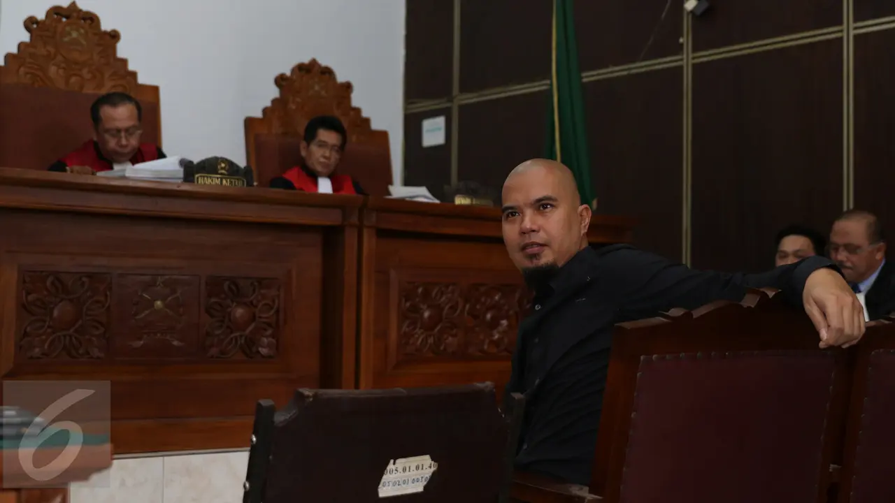 20151119-Adegan Romantis Ahmad Dhani vs Farhat Abbas di Persidangan-Jakarta