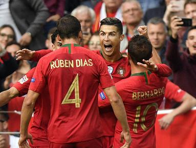 Pemain Portugal merayakan gol yang dicetak Cristiano Ronaldo ke gawang Swiss pada laga UEFA Nations League di Estadio Do Dragao pada Kamis (6/6) dini hari WIB. Portugal menang 3-1 atas Swiss. (AP/Martin Meissner)