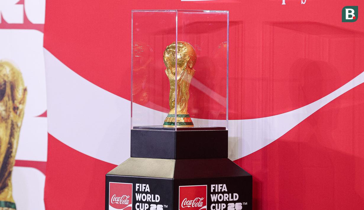Trofi FIFA World Cup 2026 diperlihatkan kepada media saat Trophy Tour di Jakarta International Convention Center (JICC), Senayan, Jakarta, Kamis (22/1/2026). Bola.com/ Abdul Aziz