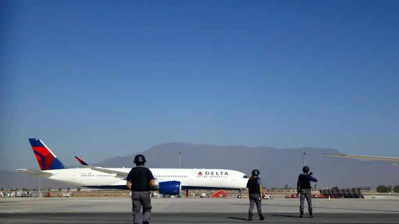 Polisi berjaga di landasan Bandara Internasional Arturo Merino Benitez di Santiago pada Rabu (8/3/2023), setelah upaya perampokan atas uang tunai senilai lebih dari US$ 32 juta.