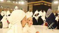 6 Potret Jennifer Coppen saat Umrah Bersama Kamari yang Menggemaskan Pakai Kerudung di Wajah Bulenya