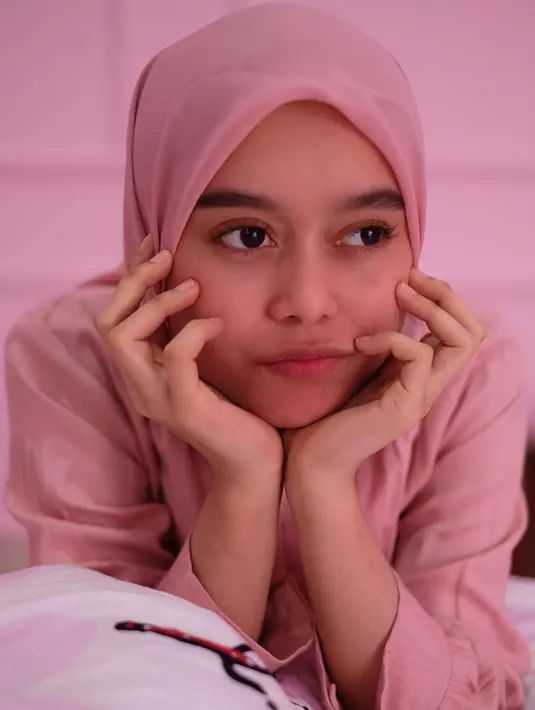 Tunangan Rizky Billar ini memang selalu terlihat manis 
 di setiap foto yang ia unggah. Saat bergaya candid pun Lesty Kejora tetap saja terlihat menawan. Wajar saja jika banyak netizen terpukau dengan kecantikan Lesty Kejora. (Liputan6.com/IG/@lestykejora)