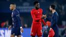 Pemain Bayern Munchen, Alphonso Davies (tengah) saling bertukar jersey dengan pemain PSG, Lionel Messi setelah laga laga leg pertama babak 16 besar Liga Champions 2022/2023 di Parc des Princes Stadium, Paris (14/2/2023). Jersey Lionel Messi yang diidamkan Alphonso Davies sejak 2020 saat La Pulga bersama Barcelona tumbang dari Bayern Munchen pada babak perempatfinal Liga Champions 2019/2020 (14/8/2020). (twitter.com/FCBayern)
