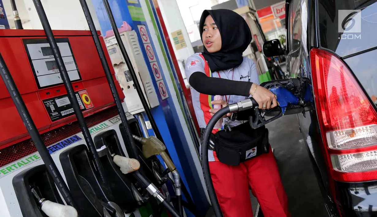 Petugas mengisi BBM ke kendaraan konsumen di SPBU Abdul Muis, Jakarta, Senin (2/7). PT Pertamina (Persero) menaikkan harga Pertamax, Pertamax Turbo dan Pertamina Dex mulai dari Rp500 hingga Rp900 per liter mulai 1 Juli 2018. (Liputan6.com/Johan Tallo)