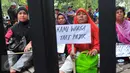 Warga berunjuk rasa di depan Gedung Ombudsman RI, Jakarta, Jumat (7/4). Ini lantaran warga RW 12 Kecamatan Manggarai mencium ada indikasi korupsi dalam proyek yang di tengah dikerjakan PT Kereta Api Indonesia (KAI) tersebut. (Liputan6.com/Helmi Afandi)