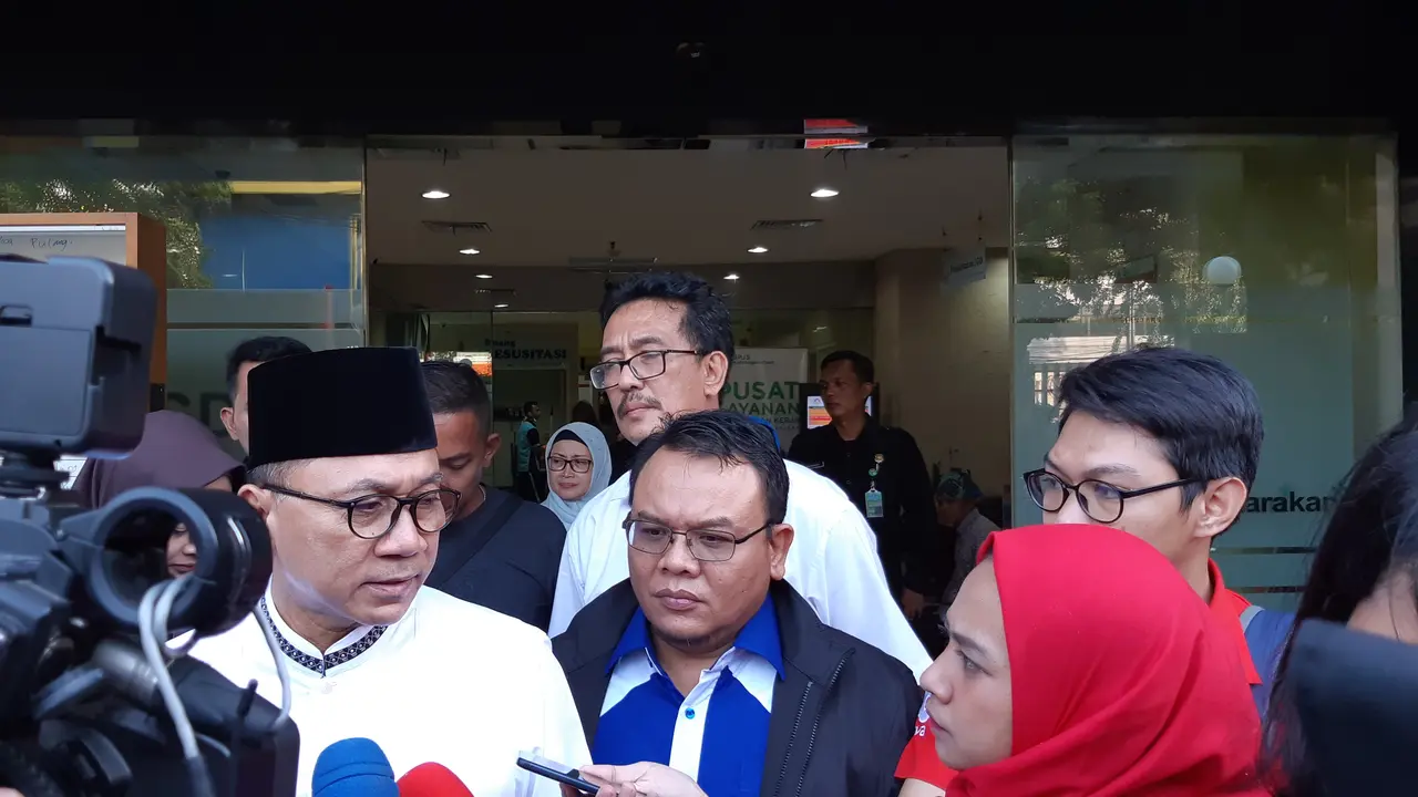 Ketua MPR Zulkifli Hasan mendatangi Rumah Sakit Tarakan, Jakarta Barat, untuk melihat kondisi korban kerusuhan 22 Mei dini hari. (Liputan6.com/Fachrur Rozie)