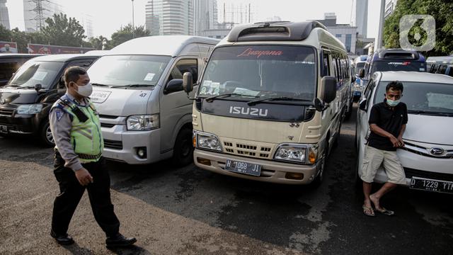 FOTO: Nekat Angkut Pemudik, 115 Kendaraan Travel Gelap Diamankan Polda Metro Jaya