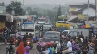 Pasar tumpah menyebabkan antrean kendaraan mengular hingga puluhan kilometer di Banyumas. (Liputan6.com/Muhamad Ridlo)