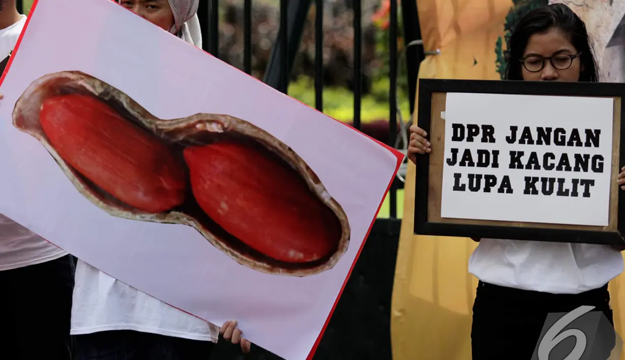 Aktivis Indonesia Corruption Watch (ICW) menyindir anggota DPR dengan gambar kacang. ICW berharap anggota DPR tidak menjadi kacang yang lupa kulitnya, Jakarta, Selasa (9/12/2014). (Liputan6.com/Faizal Fanani)