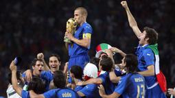 Fabio Cannavaro dinobatkan sebagai FIFA World Player of the Year 2006 usai berhasil mengantarkan Italia merengkuh gelar Piala Dunia 2006. Kala itu, Gli Azzurri terkenal dengan pertahanan yang sangat kokoh. Tercatat hanya dua gol yang bersarang ke gawang Italia yaitu saat berjumpa Amerika Serikat dan Prancis. Kesuksesan tersebut tidak lepas dari kehadiran pemain bertinggi badan 176 cm tersebut. (AFP/Patrik Stollarz)
