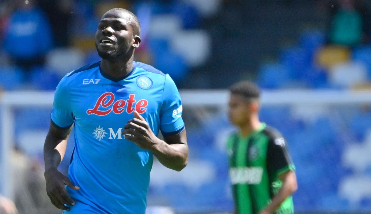 Banyak klub Liga Inggris yang tertarik menggunakan jasa Kalidou Koulibaly usai tampil gemilang di jantung pertahanan Napoli. Bek asal Senegal tersebut memutuskan hengkang dari klubnya setelah menerima tawaran dari Chelsea dengan mahar sebesar 40 juta euro. Koulibaly dikontrak selama empat tahun untuk menggantikan peran Antonio Rudiger yang hengkang menuju Real Madrid. (AFP/Alberto Pizzoli)