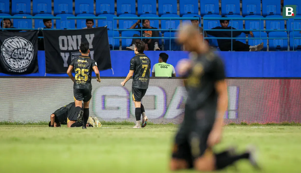 <p>Sujud syukur pemain Madura United, Malik Risaldi (kiri) setelah mencetak gol ketiga timnya ke gawang Borneo FC pada laga leg kedua semifinal Championship Series BRI Liga 1 2023/2024 di Stadion Batakan, Balikpapan, Kalimantan Timur, Minggu (19/5/2024). (Bola.com/Bagaskara Lazuardi)</p>